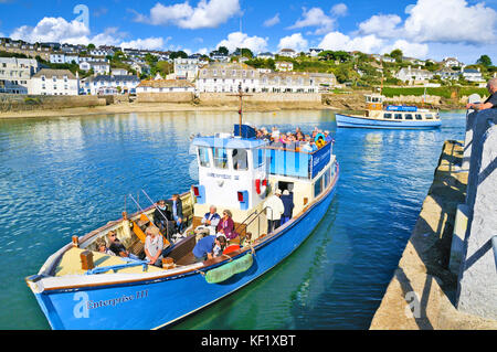 Touristen auf einer Bootsfahrt in St Mawes, Roseland Halbinsel, Cornwall, Großbritannien Stockfoto