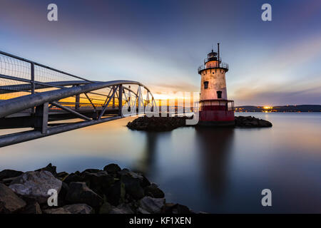 Sleepy Hollow Leuchtturm (aka tarrytown Licht) in der Abenddämmerung. Der gusseiserne Turm im Jahr 1883 installiert wurde und bis 1961 betrieben. Stockfoto