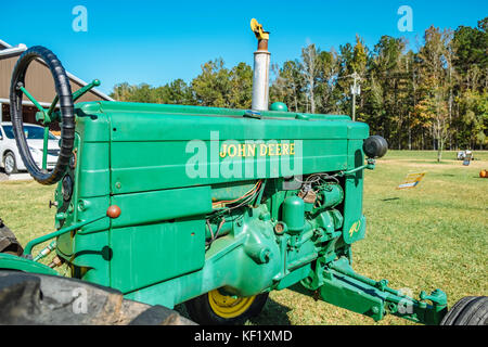 Antike grün John Deere Traktor auf einem ländlichen Alabama Bauernmarkt, Hecht Straße, Alabama, USA. Stockfoto