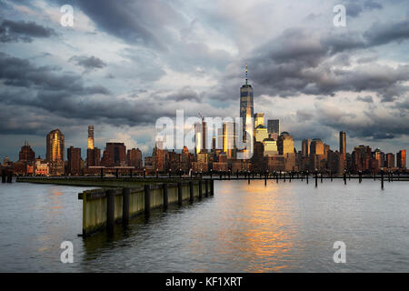 Lower Manhattan Skyline über den Hudson River in der Abenddämmerung gesehen, New York, USA Stockfoto