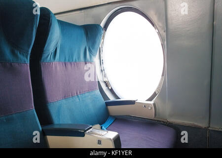 Altes Flugzeug Sitzplatz in der Nähe der Fenster Stockfoto