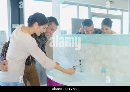 Paar in Möbelhaus suchen Senken für Home Dekoration Stockfoto