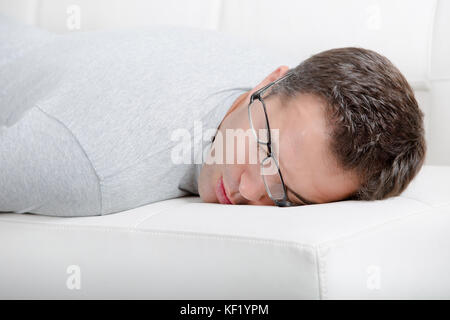 Mann ein kleines Nickerchen auf dem sofa Stockfoto