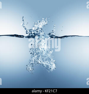 Dramatische blaue Wasser, Wassertropfen und Luftblasen auf Blau grauer Hintergrund Stockfoto