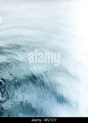 Malerische, ruhige und meditative Blau Grün fließendes Wasser Hintergrund Stockfoto