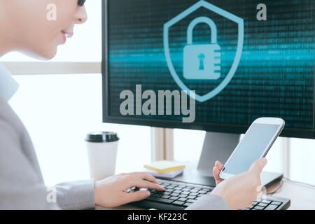 Closeup junger Büroangestellter holding Handy Kontrolle der persönlichen Daten Sicherheit. Stockfoto