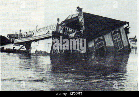 Wetterkapriolen - verheerenden Überschwemmungen vom Fluss Sungari der Hauptstraße in Harbin in der Mandschurei, China schlug im Sommer 1932 - Die Stadt hatte eine große hauptsächlich russisch-jüdischen Gemeinschaft - Drei tausend Chinesische berichtet wurden, fehlt, und 250 Tote gefunden wurden - niemand starb in der Jüdischen Gemeinde Stockfoto