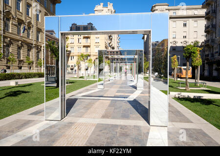 Spiegelbauten von Daniel Buren an der Piazza Verdi in La Spezia, Ligurien, Italien Stockfoto