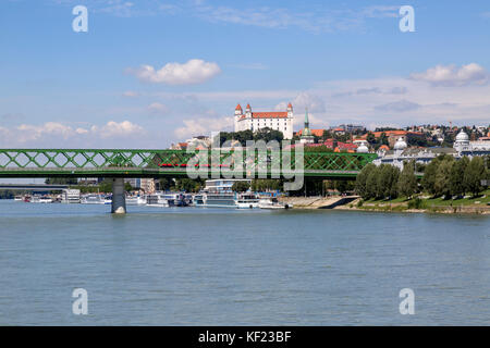 Blick auf Bratislava über die Brücke, die verbindet ihn mit Petrzalka, über der Donau. Es sowohl für Straßenbahnen und Fußgängern. Stockfoto