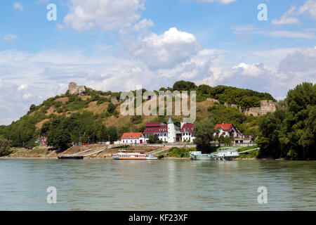 Malerische Stadt an der Donau in der Slowakei. Die Burg Devin ist oberhalb der Stadt Bratislava thront. Stockfoto