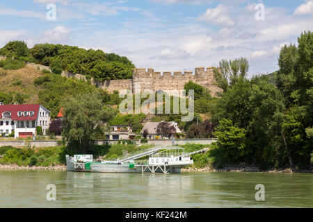 Fluss Stadt entlang der Donau in der Slowakei. Mittelalterliche Burg Wand auf einem Hügel oberhalb der Stadt Bratislava. Stockfoto