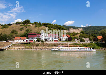 Dorf in der Slowakei, mit dem flussschiff vor angedockt, an der Donau. Scenic River Town entlang der Donau. Stockfoto