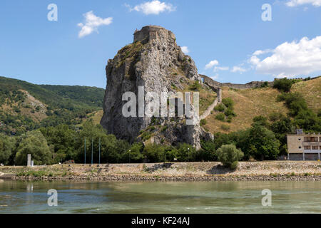 Blick von der Donau der Burgruine auf einem Hügel in Bratislava, Slowakei. Stockfoto