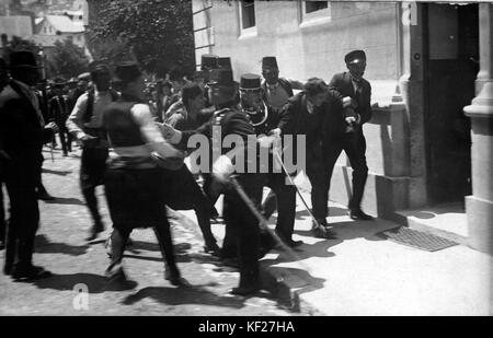 Ein historisches Foto, das die Verhaftung von Gavrilo Princip in Sarajevo im Jahre 1914 nach der Ermordung von Erzherzog Franz Ferdinand festnimmt. Stockfoto
