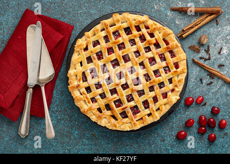 Glühwein cranberry Apple lattice pie Stockfoto