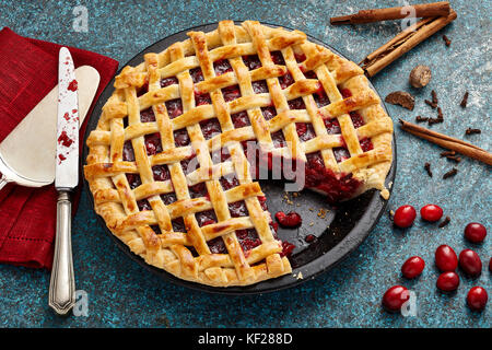 Glühwein cranberry Apple lattice pie Stockfoto