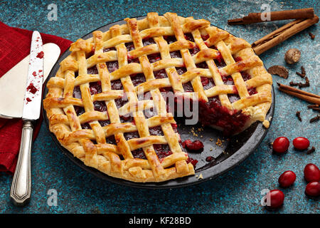 Glühwein cranberry Apple lattice pie Stockfoto