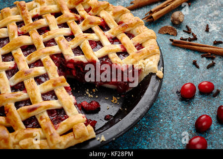 Glühwein cranberry Apple lattice pie Stockfoto