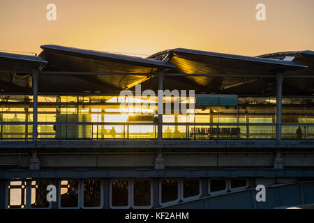 London Blackfriars Railway Station Plattformen überspannt den Fluss Themse, London, England, Großbritannien Stockfoto