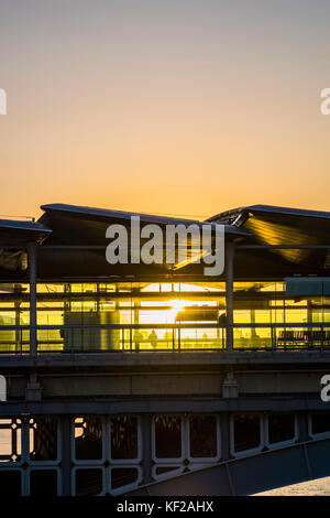 London Blackfriars Railway Station Plattformen überspannt den Fluss Themse, London, England, Großbritannien Stockfoto