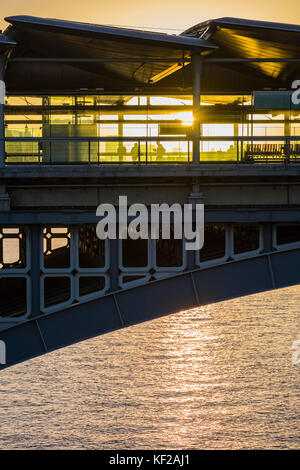 London Blackfriars Railway Station Plattformen überspannt den Fluss Themse, London, England, Großbritannien Stockfoto