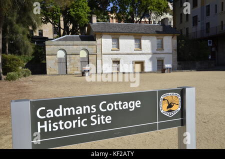 Cadman's Cottage in the Rocks auf den Hafen von Sydney. Es ist der zweite älteste Gebäude in Sydney. Stockfoto