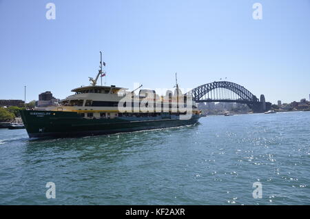 Sydney Fähre lady Northcott verlassen Circular Quay in Sydney, mit der Harbour Bridge im Hintergrund Stockfoto
