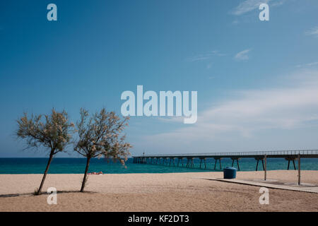 Ein langer Pier, Pont Del Petroli in Badalona in der Nähe von Barcelona, gegen ein strahlend blauer Himmel. Stockfoto