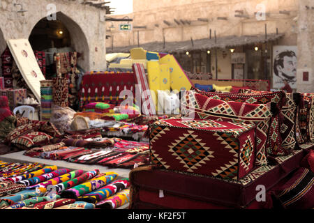 Souq Waqif, Doha, Katar - Oktober 23, 2017: Textilien zum Verkauf in Souq Waqif in Katar, Saudi-Arabien. Stockfoto
