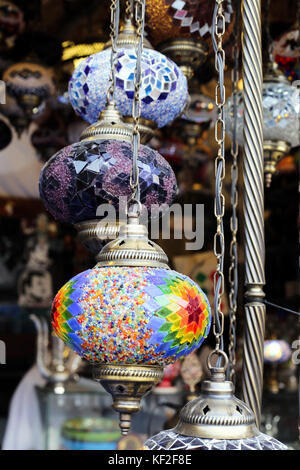 Souq Waqif, Doha, Katar - Oktober 23, 2017: Laternen auf Verkauf in Souq Waqif, Katar, Saudi-Arabien. Stockfoto