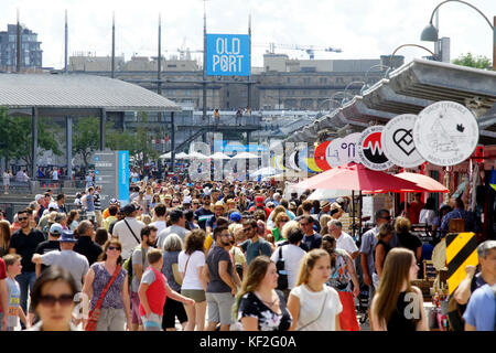 Montreal, Kanada, 15. August, 2017. Menschenmenge spaziert durch den alten Hafen von Montreal. Quelle: Mario Beauregard/Alamy Live News Stockfoto