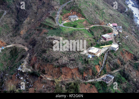 Luftbild des Ausgewaschenen Straßen und beschädigte Häuser durch Erdrutsche in den Wirbelsturm maria Oktober 3, 2017 in der Nähe von Utuado, Puerto Rico. Stockfoto