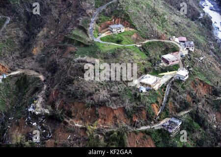 Aus der Vogelperspektive verwaschene Straßen und beschädigte Häuser, die durch Erdrutsche nach dem Hurrikan Maria 3. Oktober 2017 in der Nähe von Utuado, Puerto Rico verursacht wurden. Stockfoto