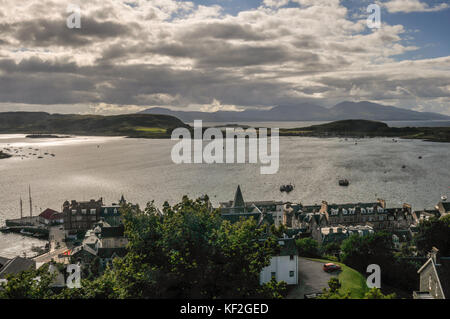 Der Blick über die Stadt Oban von der Torheit des mccaig's Tower über die Bucht und Firth von lorn zu den Inseln Kerrera und Mull im Sommer Stockfoto