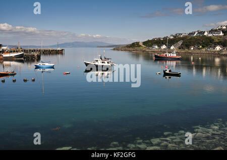 Blick über den stillen Wassern des mallaig Hafen an der schottischen Westküste im Sommer mit angelegten Boote und blauer Himmel Stockfoto