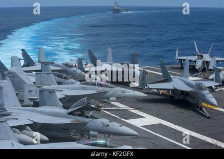 Die Flugzeuge stehen auf dem Flugdeck des Flugzeugträgers USS Ronald Reagan, der am 13. September 2017 in der Philippinischen See dampft. Stockfoto