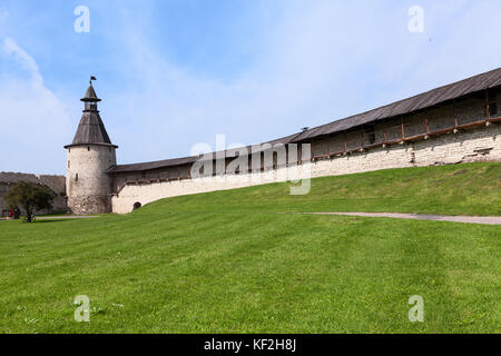 Pskow, Russland - CA. AUG, 2017: lange Stadtmauer mit Wachturm der Dreifaltigkeitskathedrale. Blick aus dem inneren Bereich. Die pskow Krom oder Kreml. Stockfoto