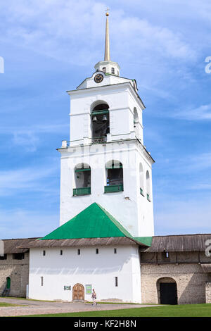 Pskow, Russland - CA. AUG, 2017: weiße Glockenturm mit spire ist auf den inneren Bereich. Die Trinity Cathedral ist in Pskow Krom oder Kreml. Stockfoto