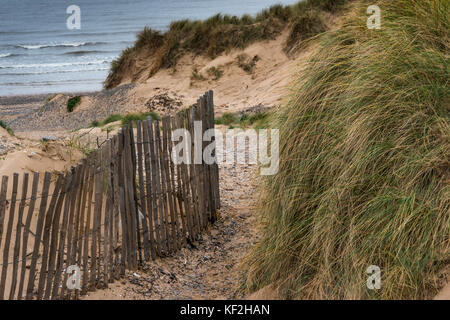 Holz- fechten Lattenrost auf den Sanddünen an der englischen Küste in der Nähe der Lancashire Seebäder Blackpool und St Annes mit Gras, Sand und keine Personen Stockfoto