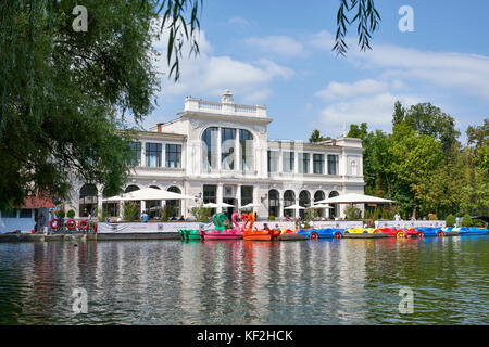 Mit dem Tretboot auf dem See im Sommer Chios im Central Park Cluj Stockfoto