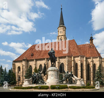 St. Michael Kirche und Unirii Platz in Cluj - mit Statue von Mathias Rex im Vordergrund. Stockfoto