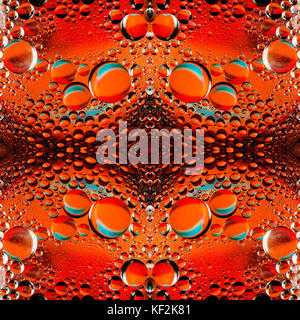 Kaleidoskopische Muster der Öltropfen auf dem Wasser Stockfoto