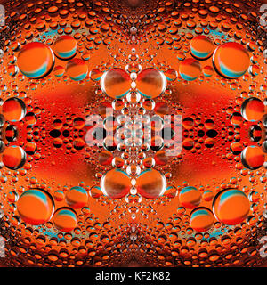 Kaleidoskopische Muster der Öltropfen auf dem Wasser Stockfoto