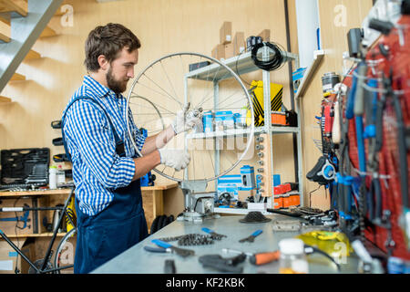 Konzentriert Mechaniker eingehüllt in Arbeit Stockfoto