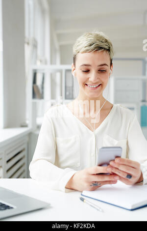 Lustige Videos ansehen Stockfoto