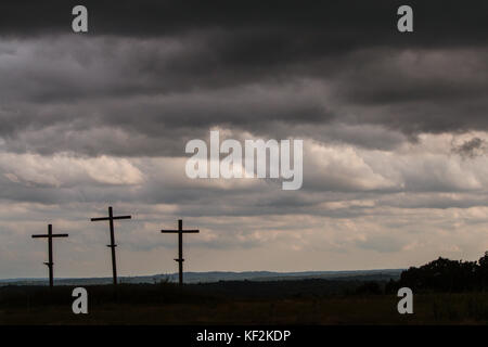 Drei Kreuze in einem North Georgia Feld gegen eine dunkle, ominöse Himmel. Stockfoto