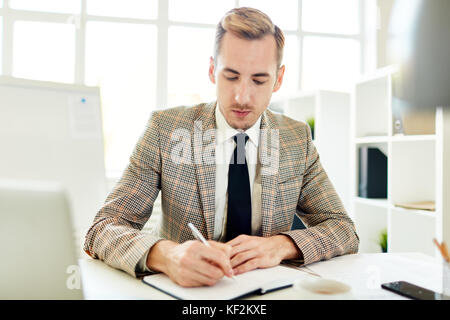 Hinweise in der Arbeit Tagebuch Stockfoto