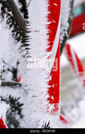 Einzigartige und seltene Bildung von Eiszapfen an Candy Cane Stockfoto