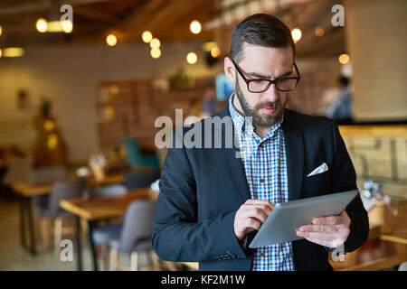 Bärtige Manager mit digitalen Tablet Stockfoto