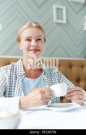Frau mit Tee Stockfoto